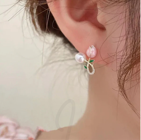 Flower-shaped stud earring