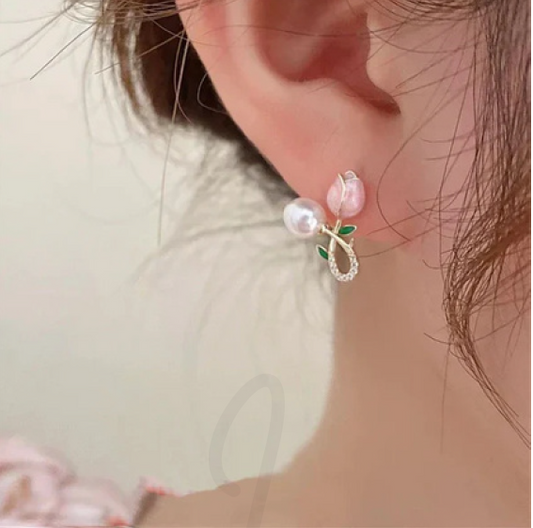 Flower-shaped stud earring